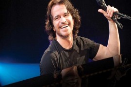 الموسيقار ياني Yanni.. عزف يصطحبك في رحلة فوق السحاب