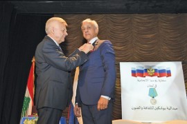 ميدالية بوشكين على صدر الرسام نزار ضاهر
