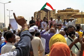 الإسلاميون في السودان يرفضون مصير إخوانهم في مصر وتونس