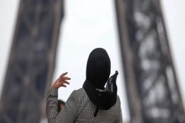 ماكرون والحجاب.. هل بلغت الإسلاموفوبيا سن الطفولة؟